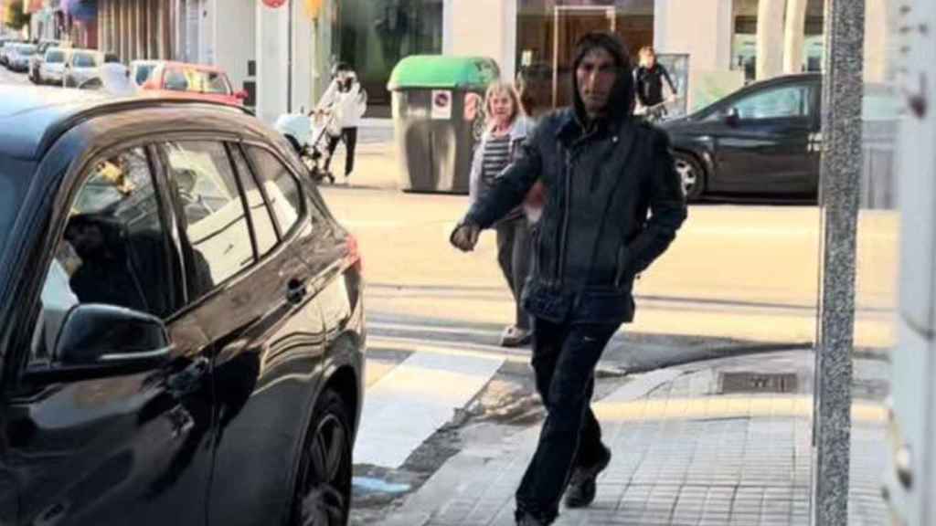 El presunto secuestrador intentando huir tras el suceso