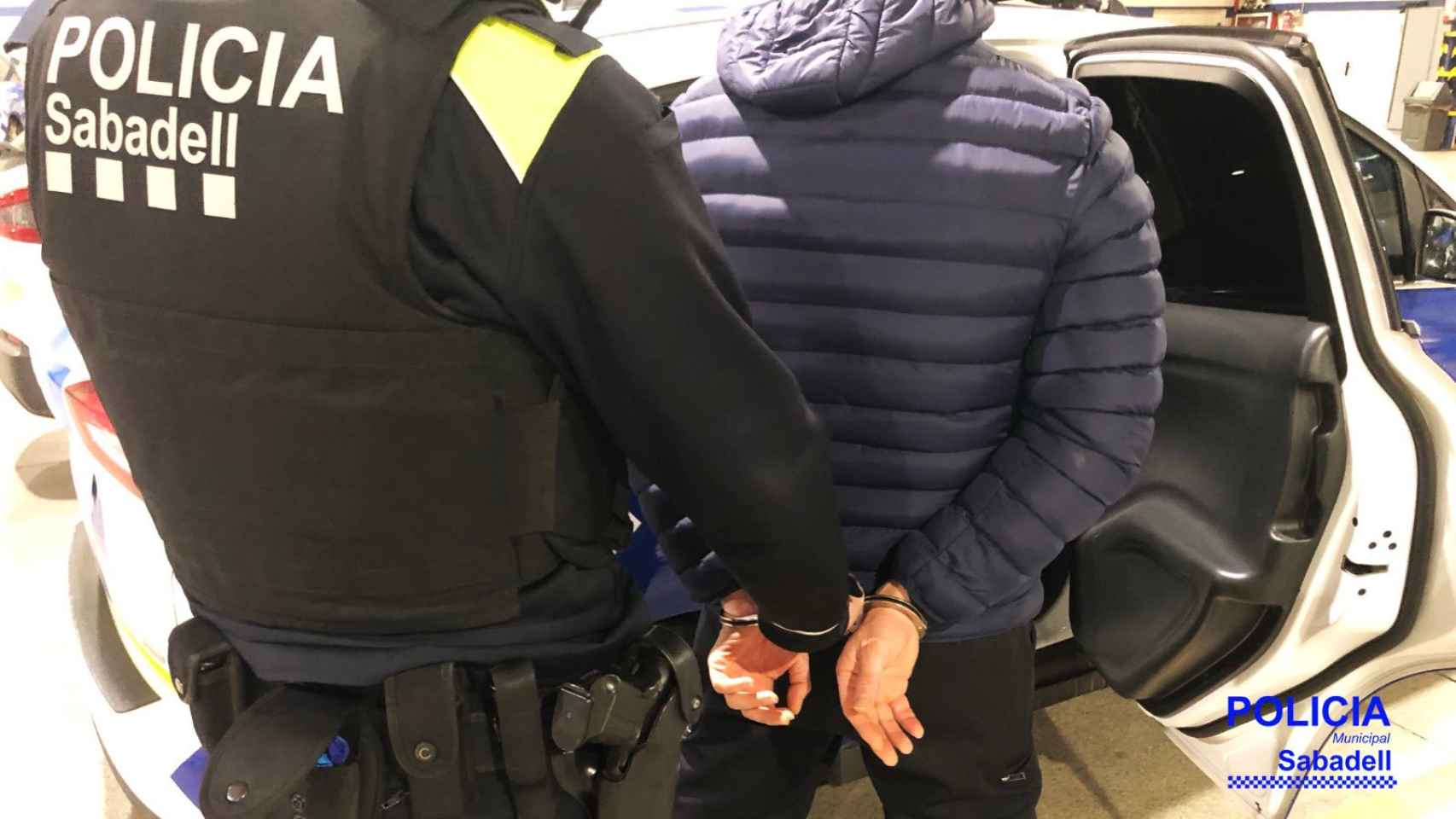 La Policía Municipal de Sabadell con un detenido en una imagen de archivo