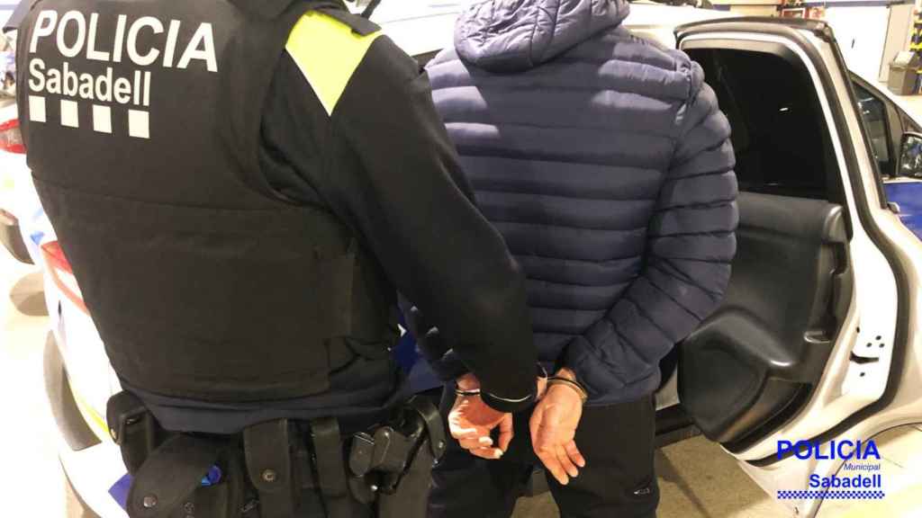 La Policía Municipal de Sabadell con un detenido en una imagen de archivo