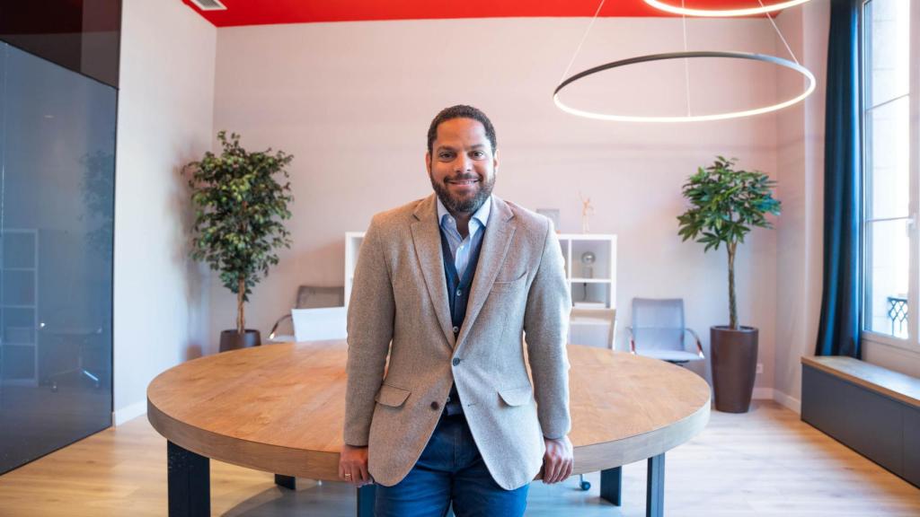 Retrato de Ignacio Garriga en la redacción de Crónica Global