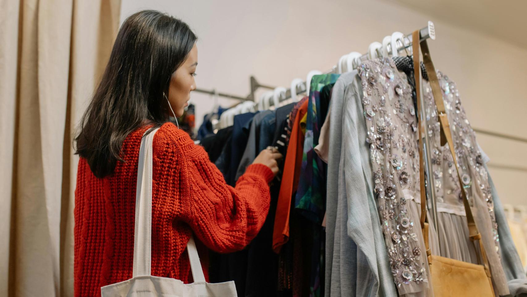 Una mujer mirando ropa en un outlet en Barcelona