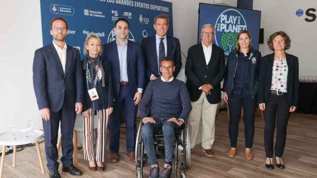 De izquierda a derecha: Xavier Bernat, director de Sostenibilidad de Aguas de Barcelona; Susana Closa, gerente del Institut Barcelona Esports del Ayuntamiento de Barcelona; Sergio Sánchez, ESG Business Development, director del Banco de Sabadell; Jordi Cambra, director del Real Club de Tenis de Barcelona; Francesc Jiménez, cofundador de Infinte Atheltic; José María Baldasano, catedático de Ingeniería Ambiental y doctor en Ciencias Químicas; Eva Pizá, evento manager de la 37ª America's Cup y Mireia Cañellas, responsable de Desarrollo Sostenible de la Generalitat de Catalunya