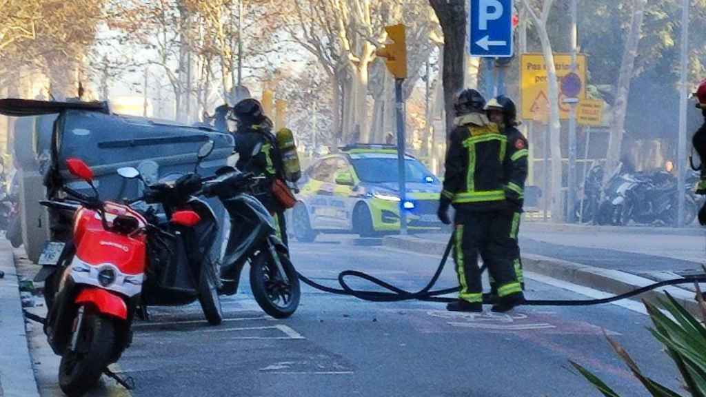 Un contenedor quemado delante del CAS Baluard