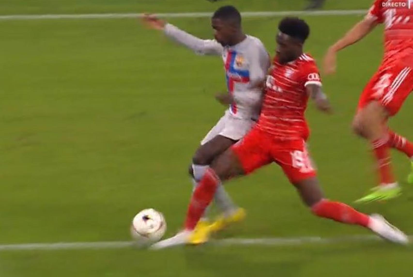 Alphonso Davies arrolla a Dembelé en el área