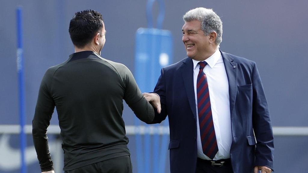 Xavi saluda a Laporta en un entrenamiento del primer equipo del Barça