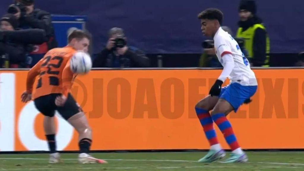 Manos en el partido Shakhtar Donetsk-Barça de Champions