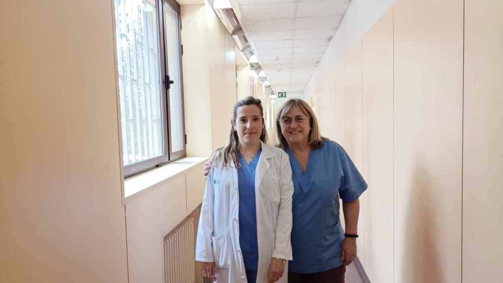 Imagen de Idoia Crespo, responsable del centro y Carme Llorens, adjunta de dirección