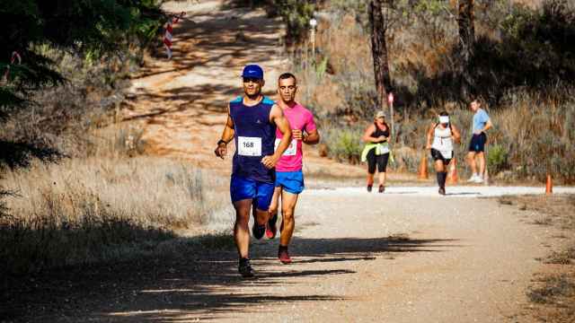 Jóvenes practican running por la carretera