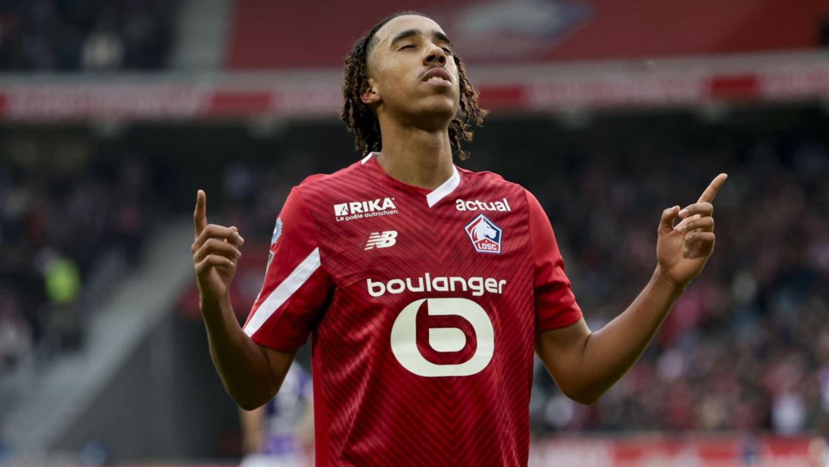 Leny Yoro festeja un gol con el Lille