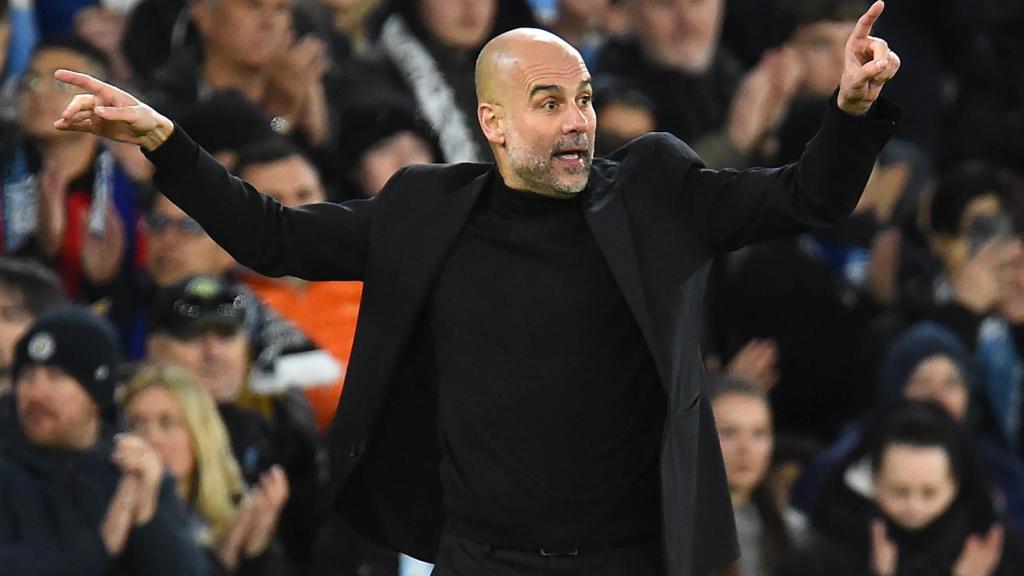 Pep Guardiola da indicaciones a los jugadores del Manchester City contra el Real Madrid