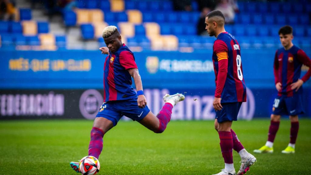 Mika Faye lanza una falta en el partido del Barça B contra el Sestao River