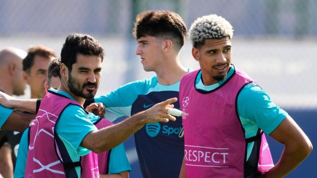 Ilkay Gundogan y Ronald Araujo, durante un entrenamiento del Barça