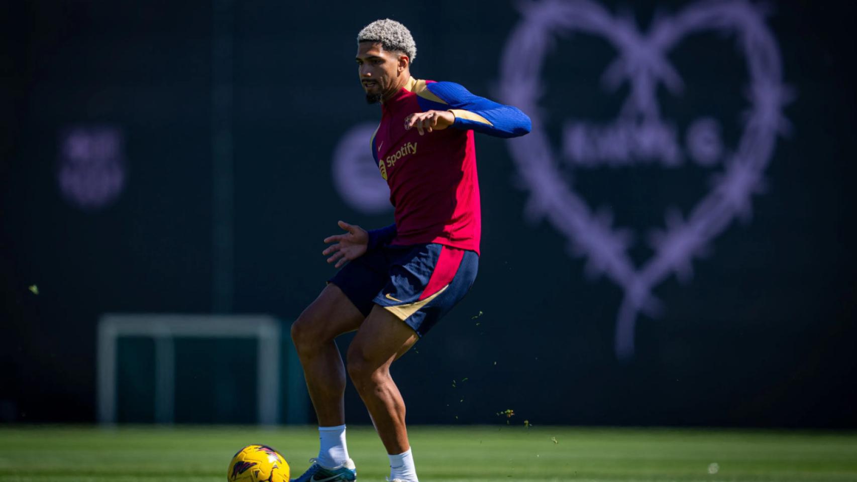 Ronald Araujo se prepara para el clásico tras la eliminación contra el PSG
