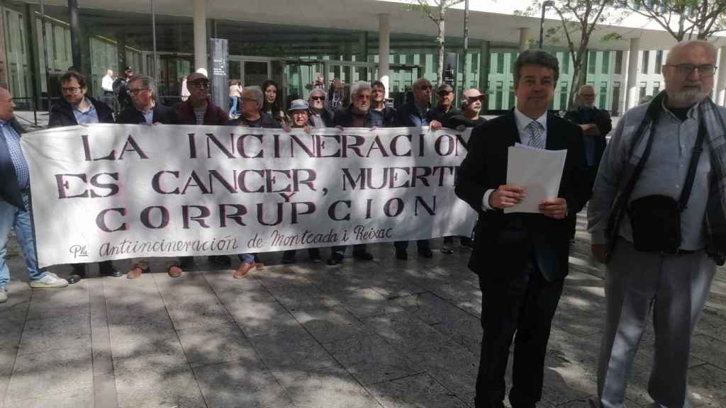 Vecinos de Montcada i Reixac y el abogado de la acusación, Albert Calduch, frente a la Ciutat de la Justícia