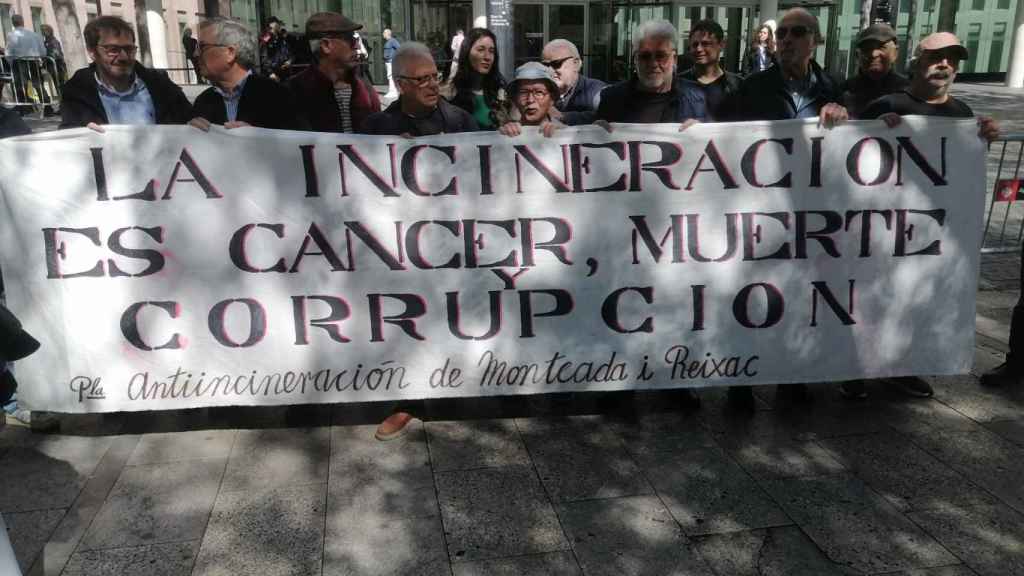 Vecinos de Montcada i Reixac, frente a la Ciutat de la Justícia
