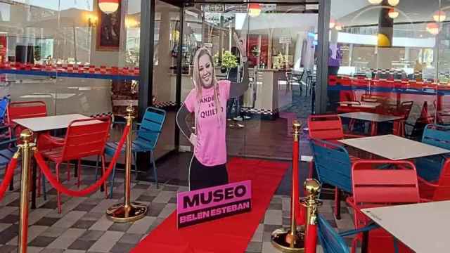 Belén Esteban formato selfie en la entrada del local