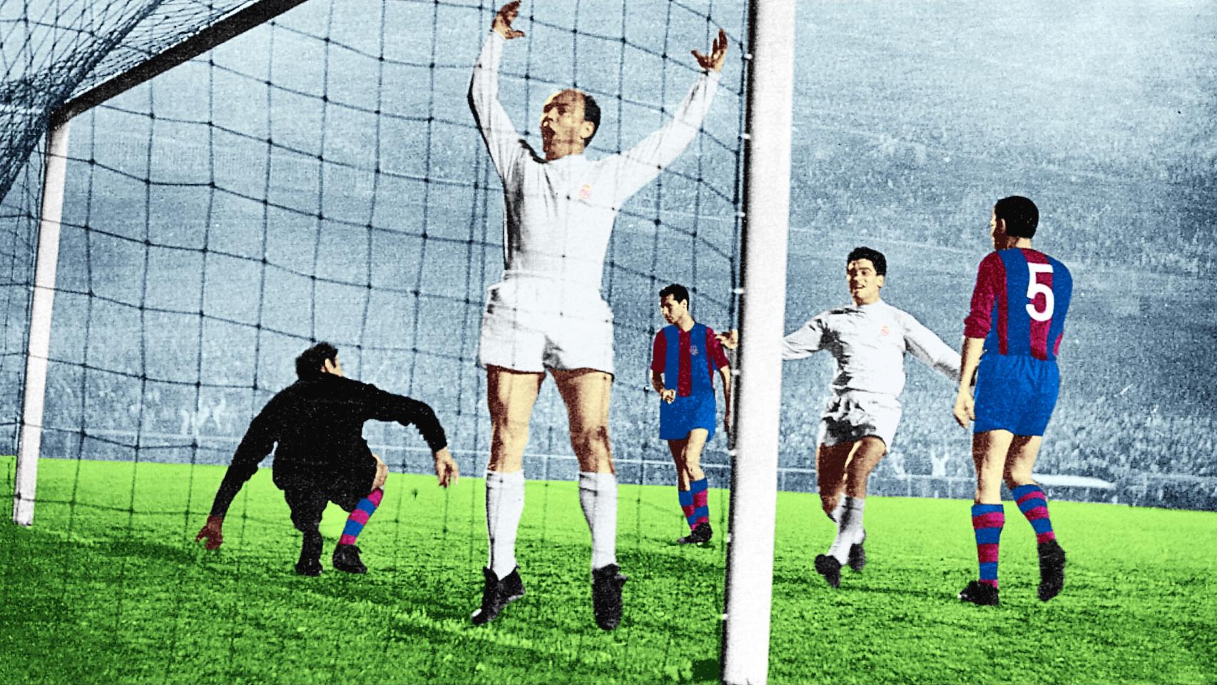 Di Stéfano celebra un gol contra el Barça con la camiseta del Real Madrid
