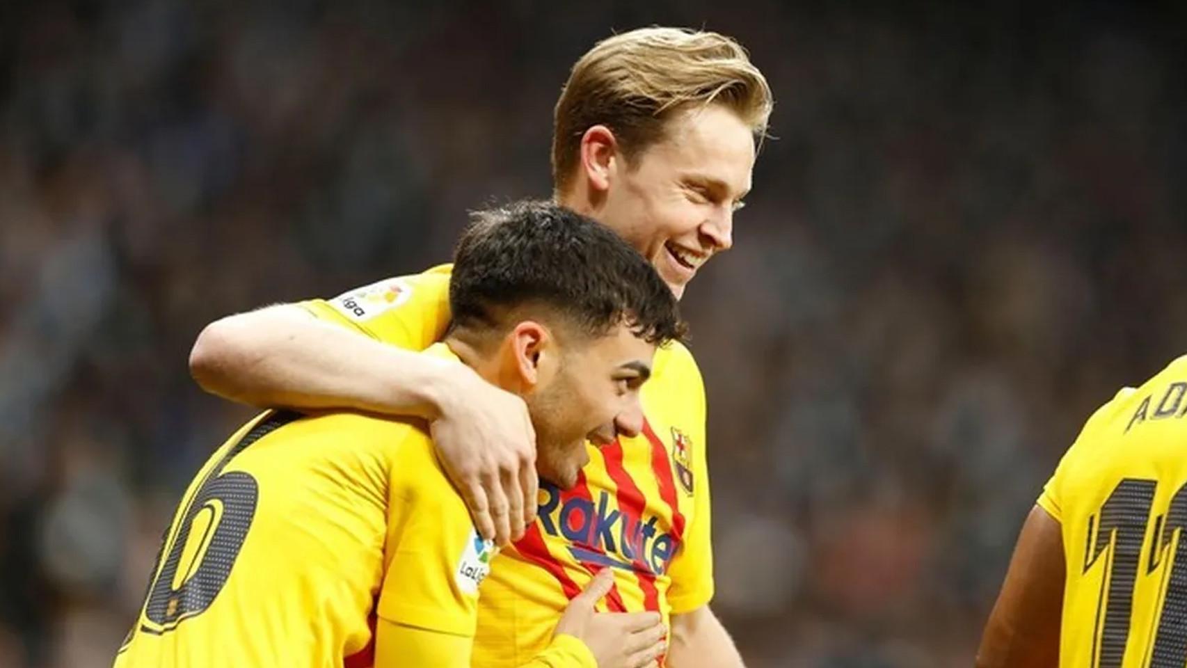 El abrazo de Pedri y Frenkie de Jong en un partido del Barça