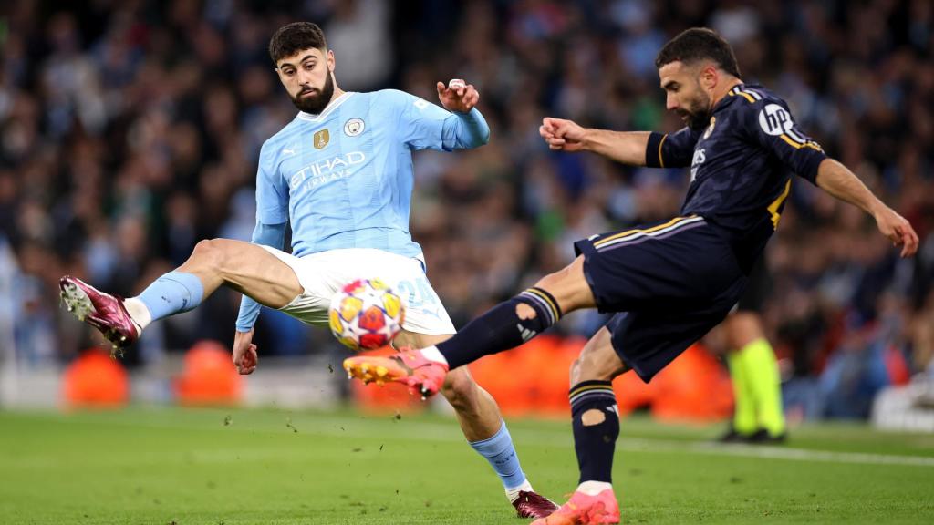 Dani Carvajal, cubierto por Josko Gvardiol en el Manchester City-Real Madrid