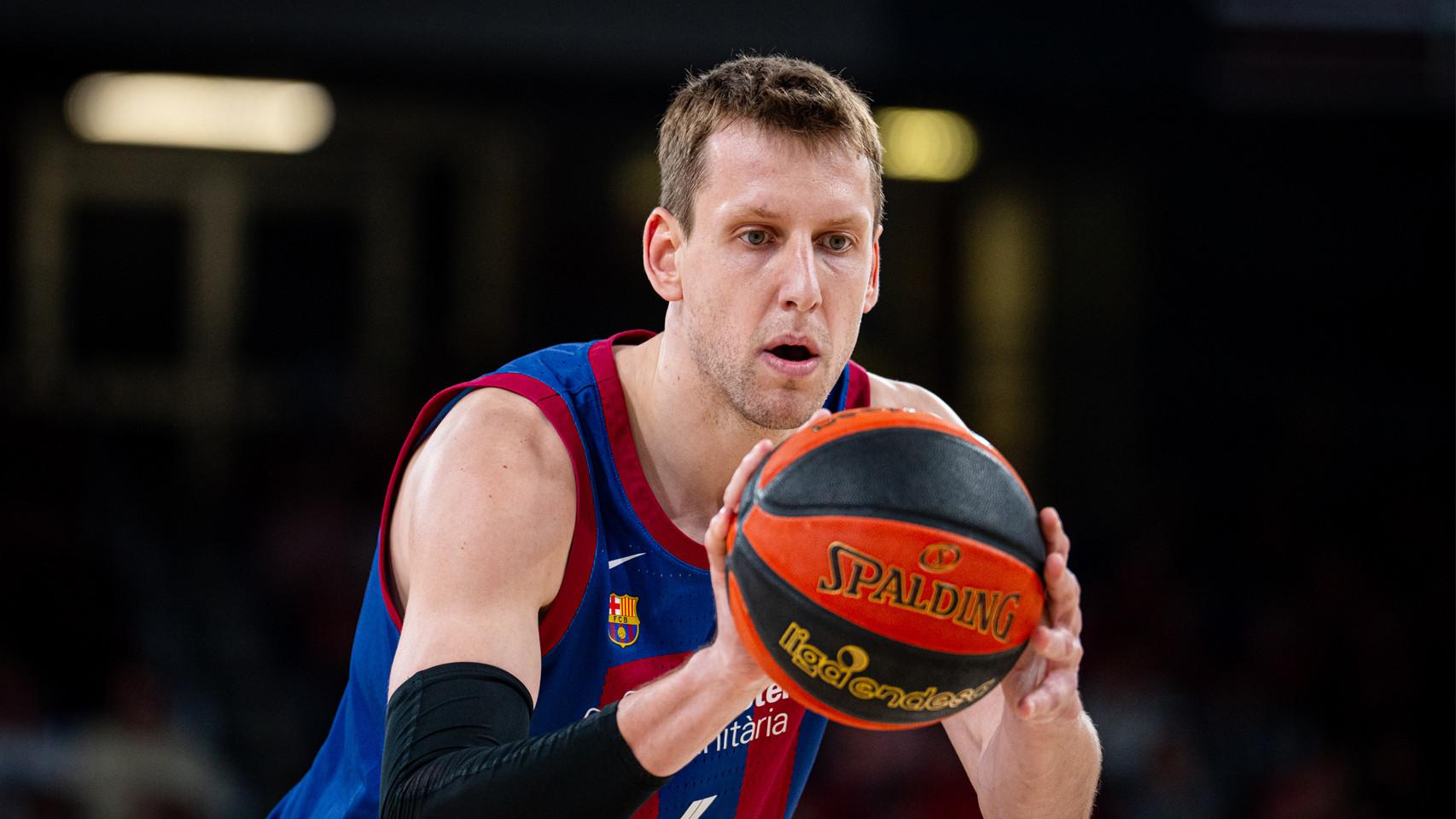 Jan Vesely, preparándose para unos tiros libres, en el Barça-UCAM de la ACB