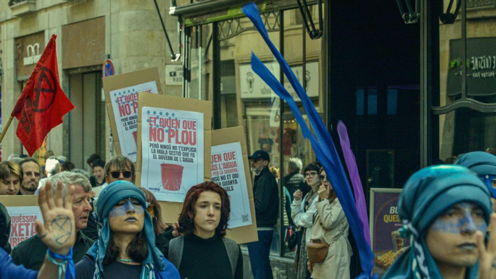 Activistas ambientales durante la protesta contra la sequía en Barcelona