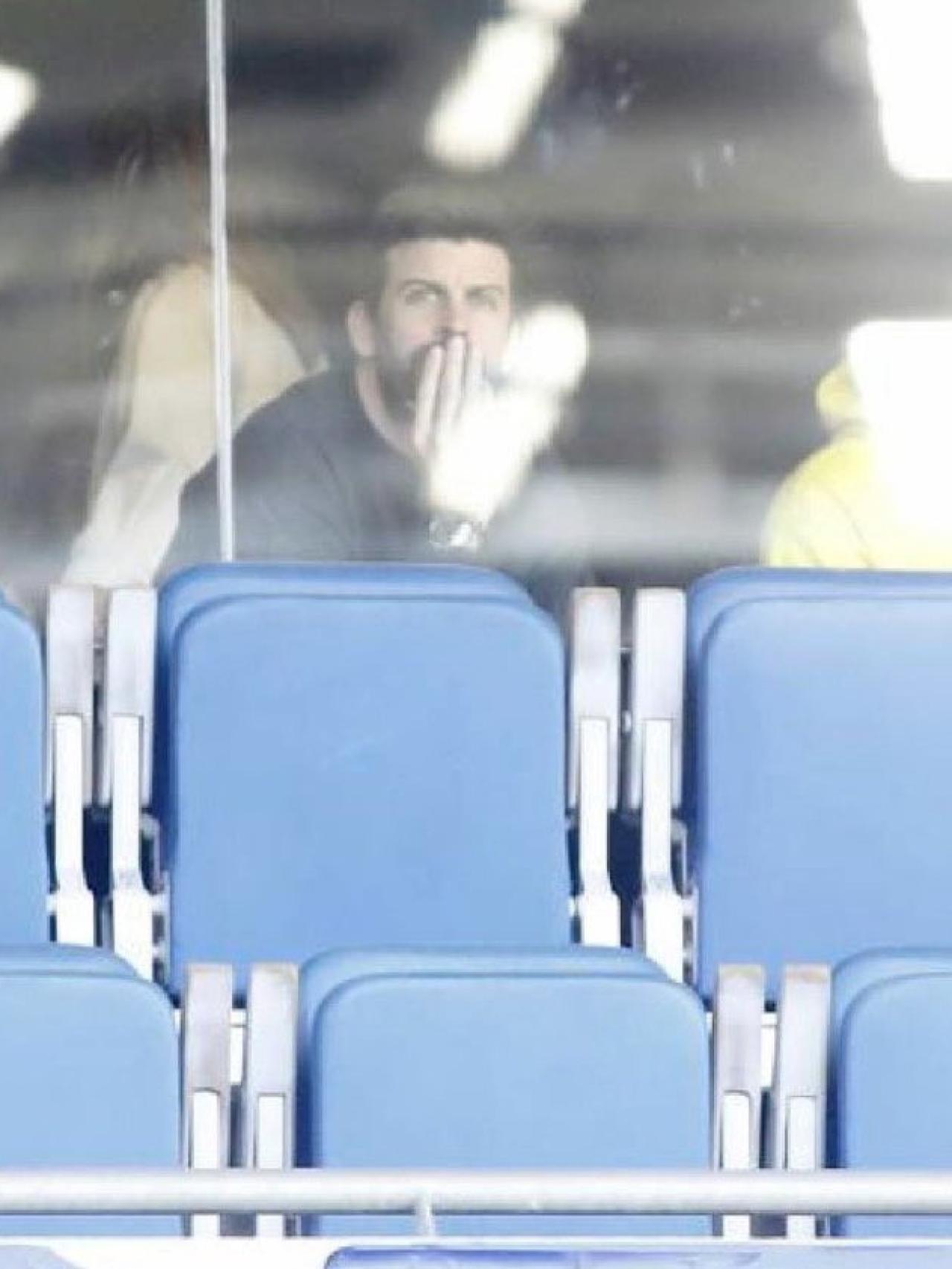 Piqué, en un palco privado viendo el partido del Espanyol contra el Andorra en Cornellà