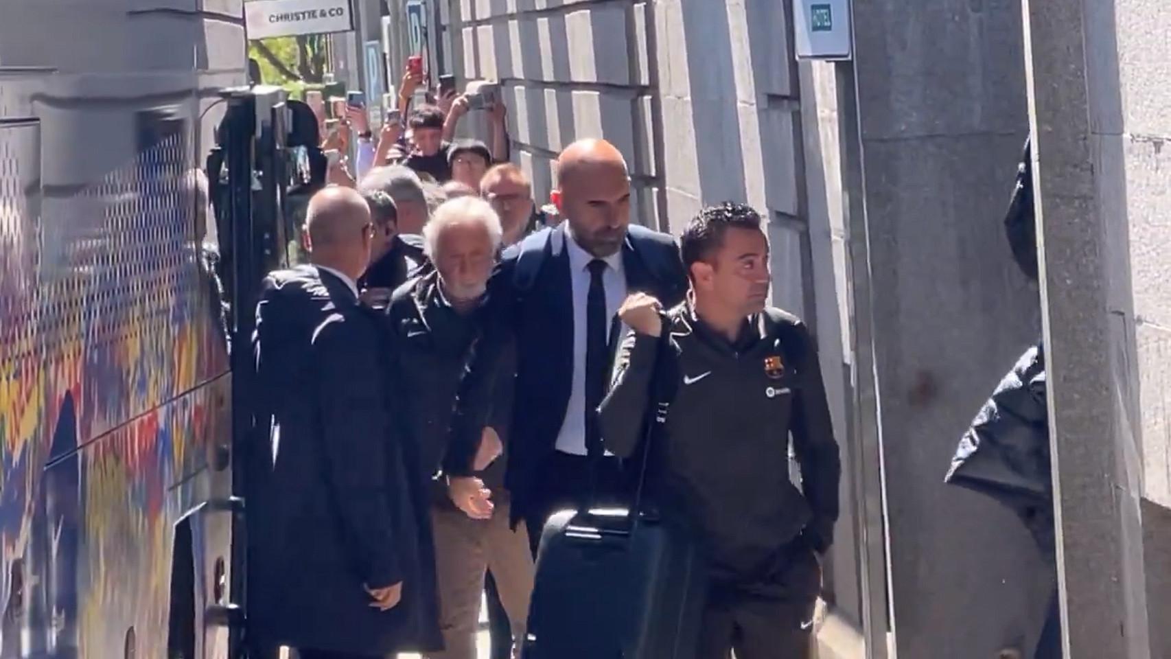 Xavi Hernández en la llegada al hotel de concentración en Madrid