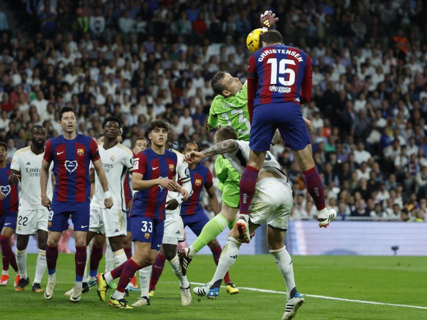 Gol de Christensen tras error de Lunin