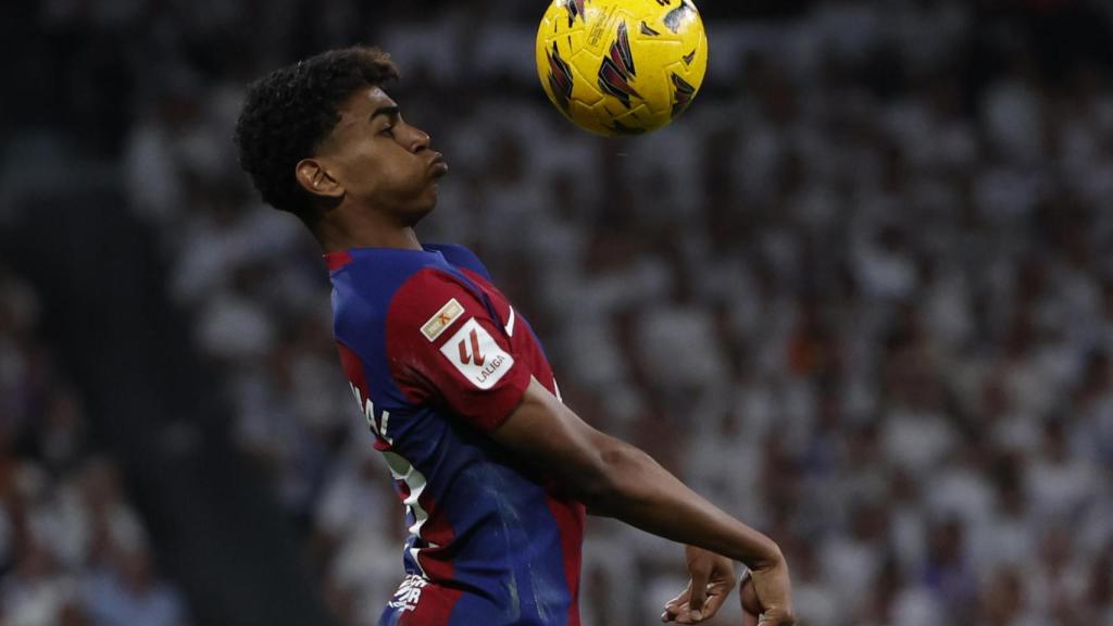 Lamine Yamal controla el balón