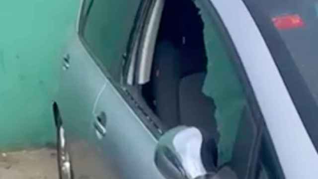 Captura de pantalla del vídeo con los coches dañados