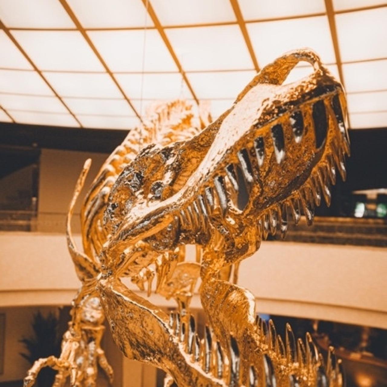 El tiranosaurio gigante del Iluzione situado en el Hesperia Presidente