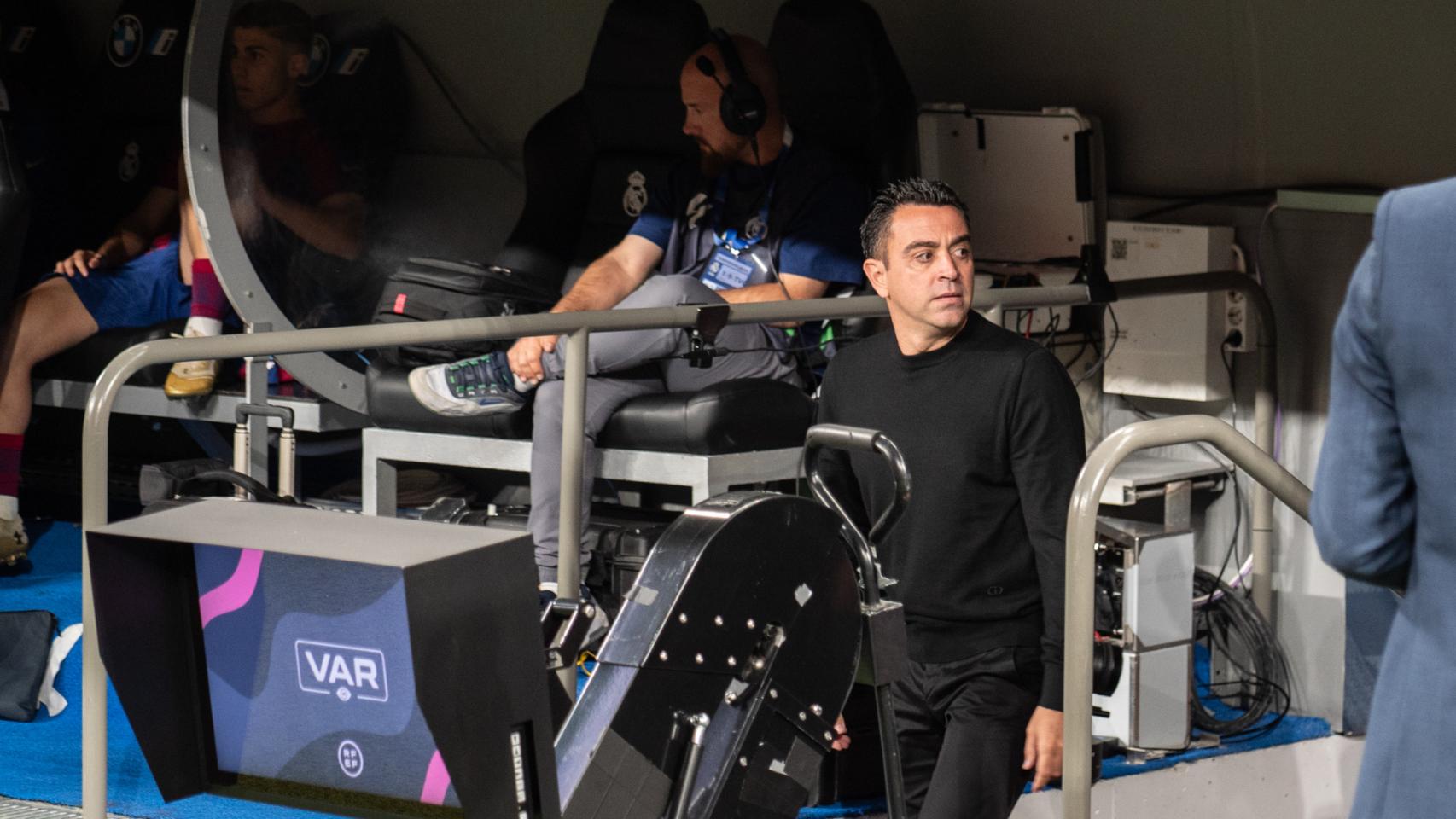 Xavi Hernández durante el Madrid-Barça del Bernabéu juega su clásico particular