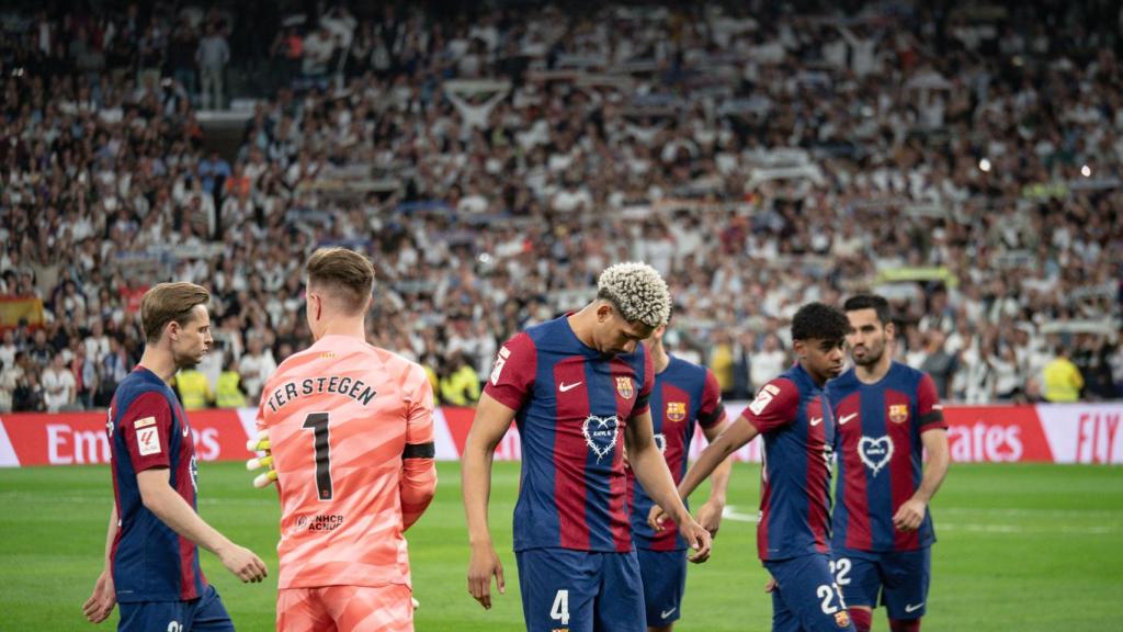 Los jugadores del Barça, durante un clásico en el Santiago Bernabéu en la temporada 2023-24