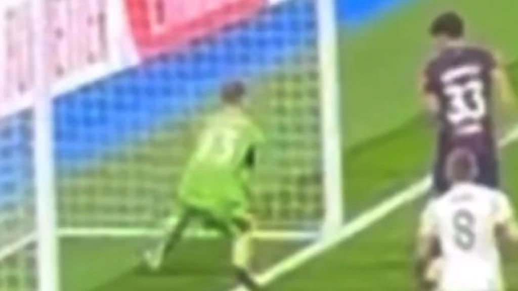 Lunin saca un balón que ya había entrado