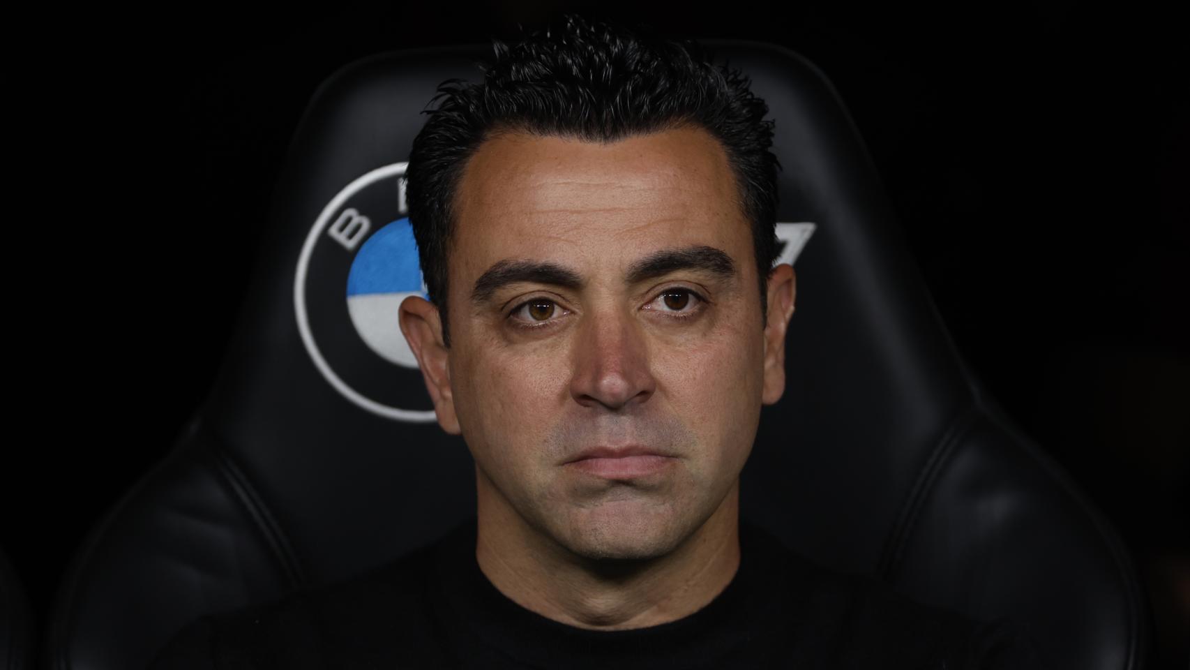 Xavi, sentado en el banquillo del Santiago Bernabéu