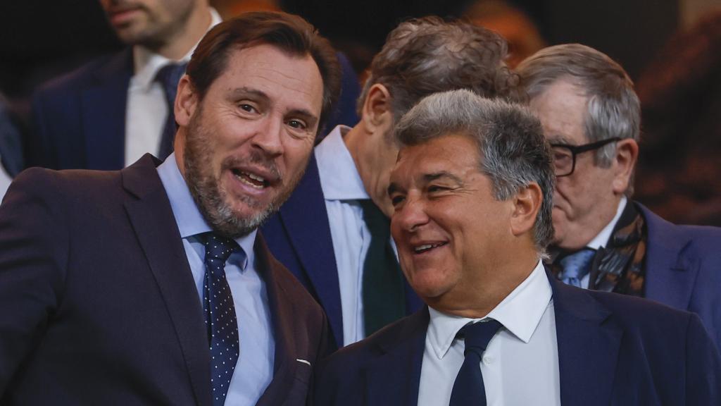 Joan Laporta, presidente del Barça, junto al ministro de Transportes, Óscar Puente, en el Santiago Bernabéu