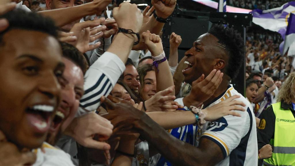 Vinicius celebra la victoria del Real Madrid ante el Barça con la afición