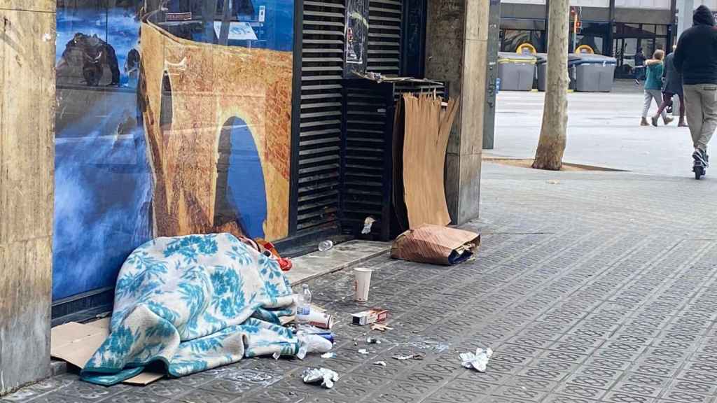 El hombre que duerme en la calle de Aldana de Sant Antoni