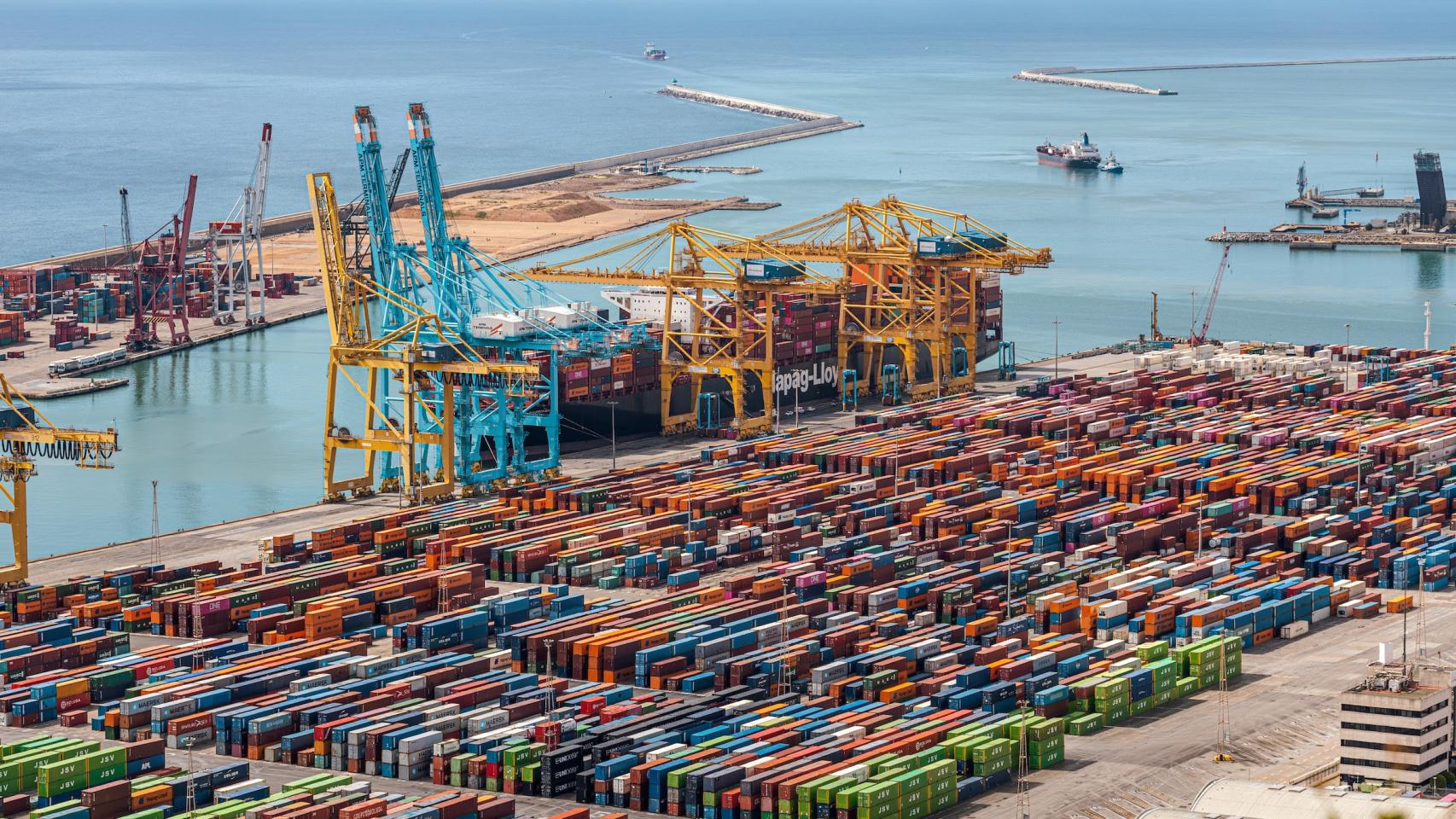 Una barcaza de 120 metros de largo acogerá la desalinizadora flotante en el Puerto de Barcelona