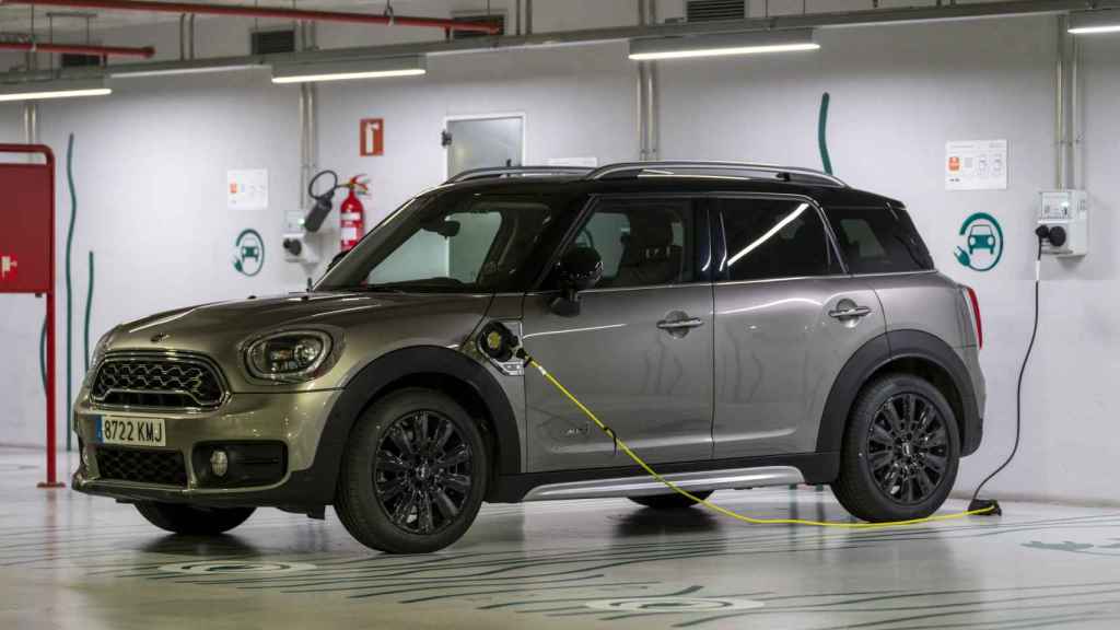 Vehículo en un punto de recarga de B:SM