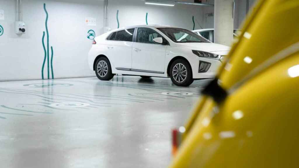 Vehículo eléctrico en un punto de recarga de un parking municipal