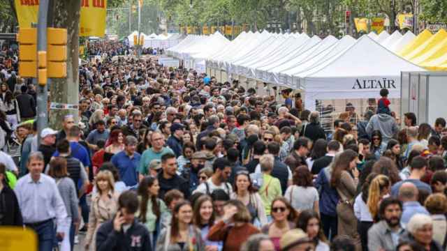 Imagen de archivo de un Sant Jordi en paseo de Gràcia de Barcelona