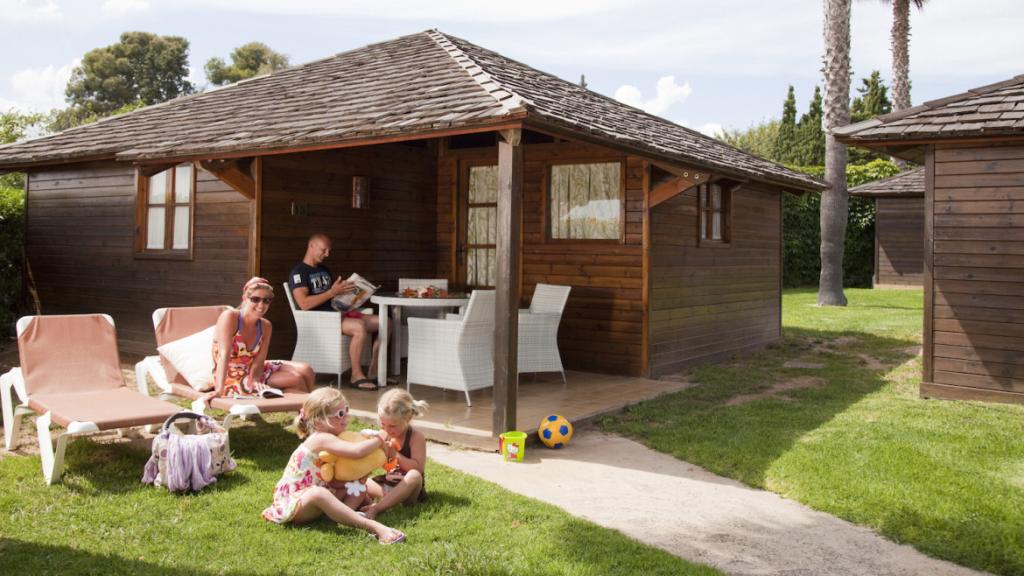 Una familia en un bungalow