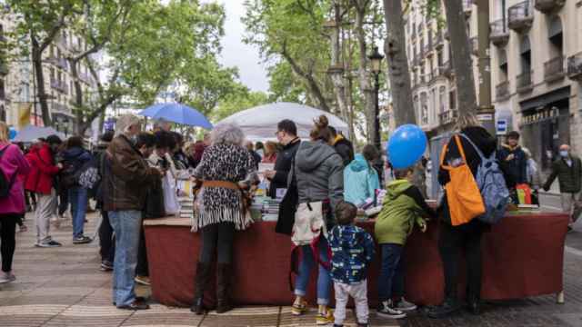 Imagen de archivo de un Sant Jordi pasado por agua en Barcelona