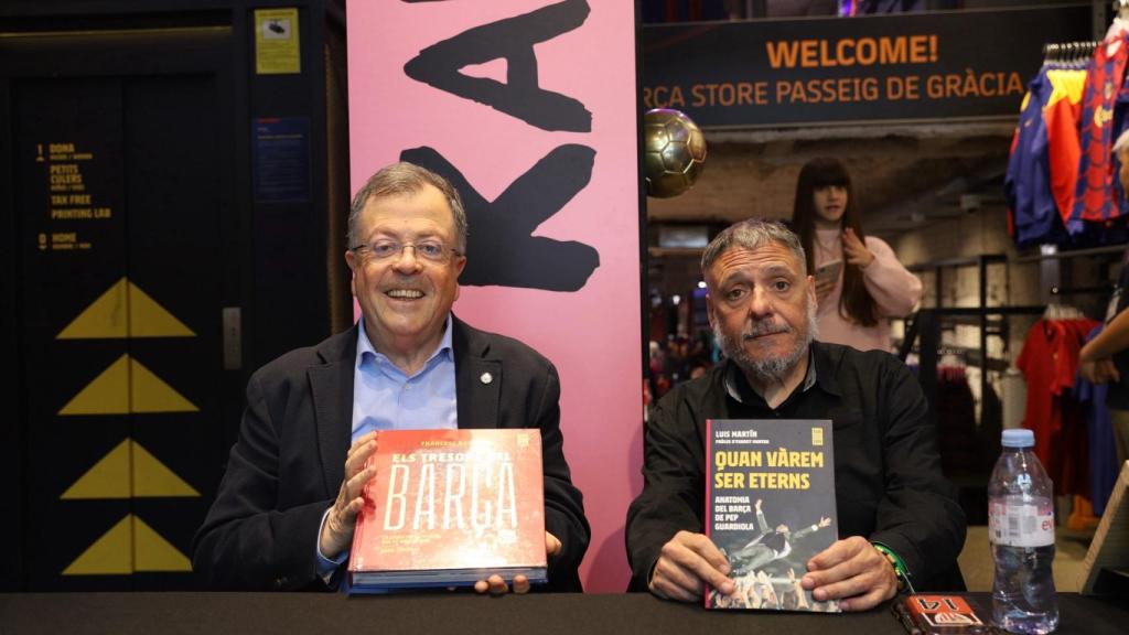 Francesc Aguilar y Lu Martín firmando libros por Sant Jordi