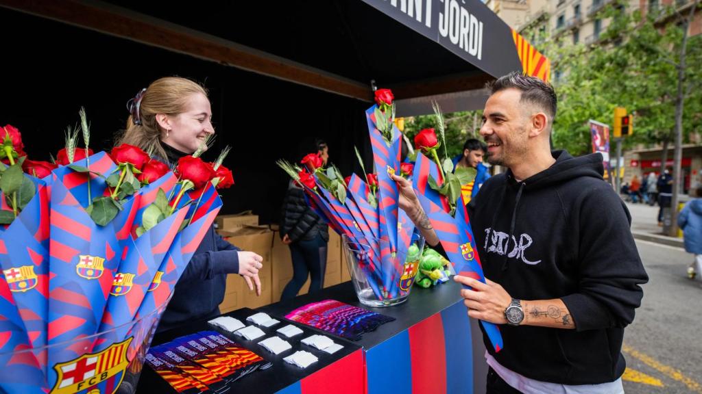 Álex Yepes, jugador del Barça de Fútbol Sala, en el 'stand' del club por Sant Jordi