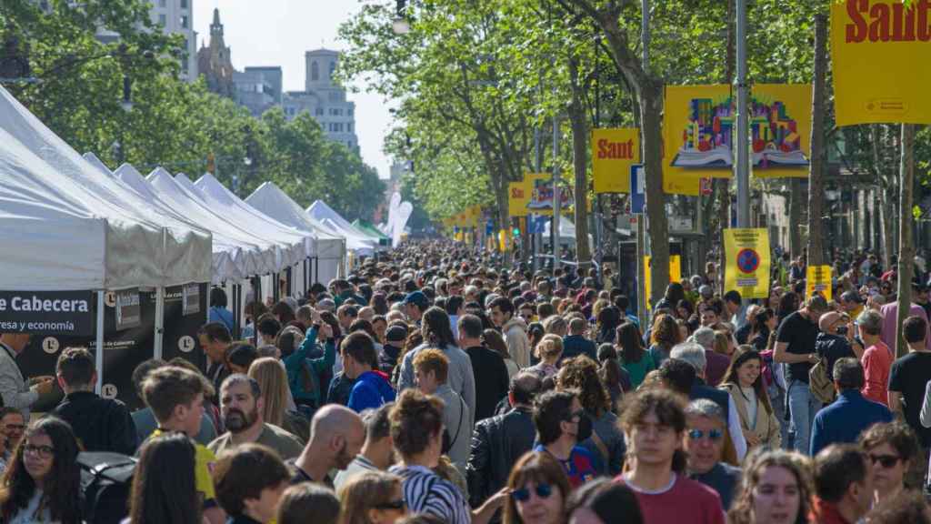 Nombroses persones als llocs de llibres durant la Diada de Sant Jordi 2023