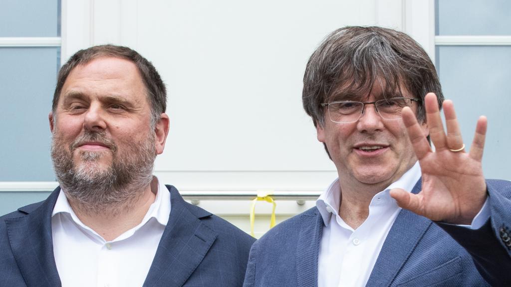 El exvicepresidente y líder de ERC, Oriol Junqueras (i), y el expresidente de la Generalitat y líder de Junts, Carles Puigdemont