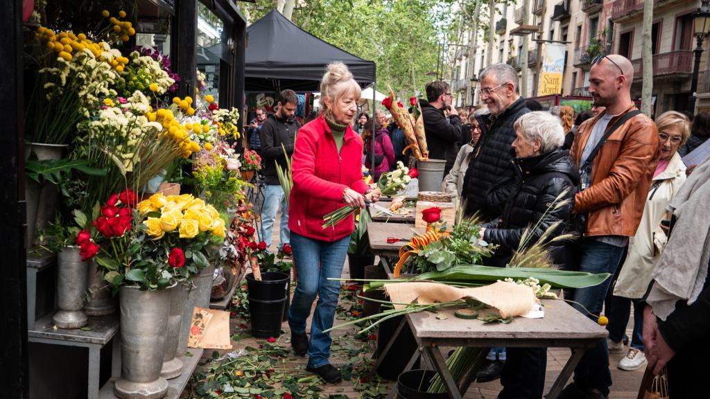 Una mujer vendiendo rosas en la Rambla de Barcelona por Sant Jordi