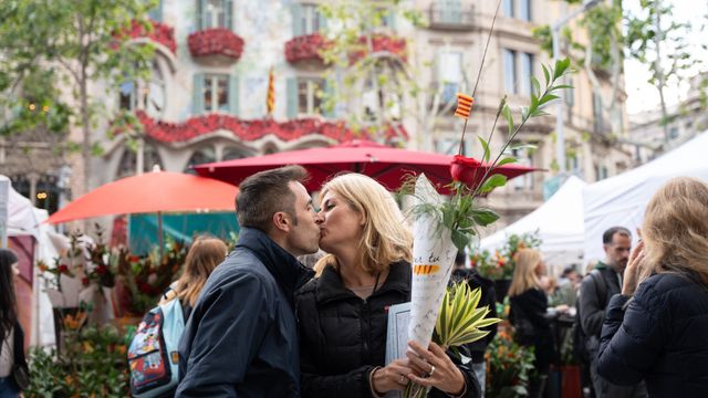 Sant Jordi vence al mal tiempo y triunfa en Barcelona con un centro abarrotado